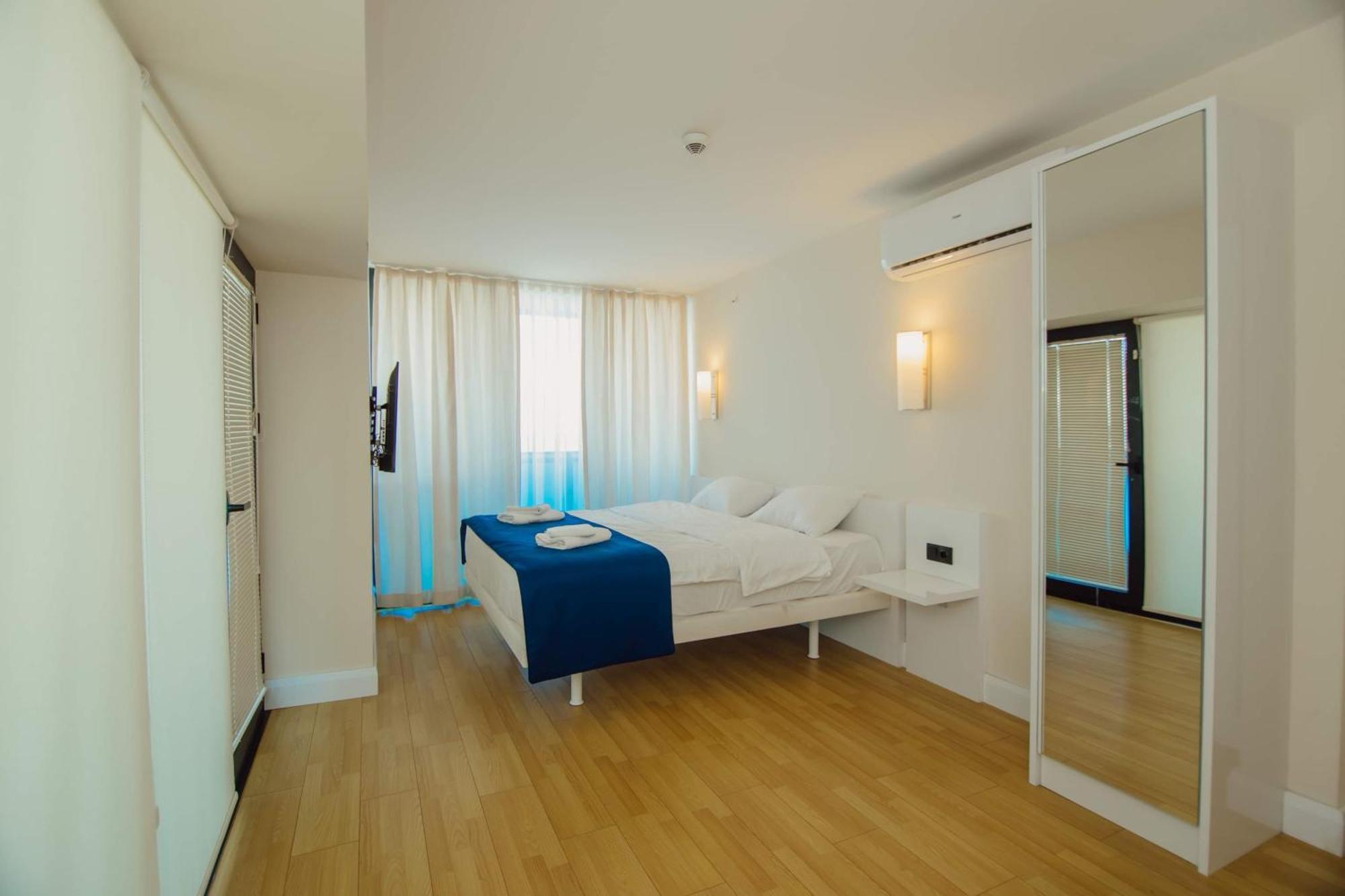 Orbi City Center Sea View Aparthotel Batoemi Buitenkant foto